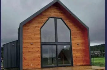 Fachada real de la Barn House de 90 m²